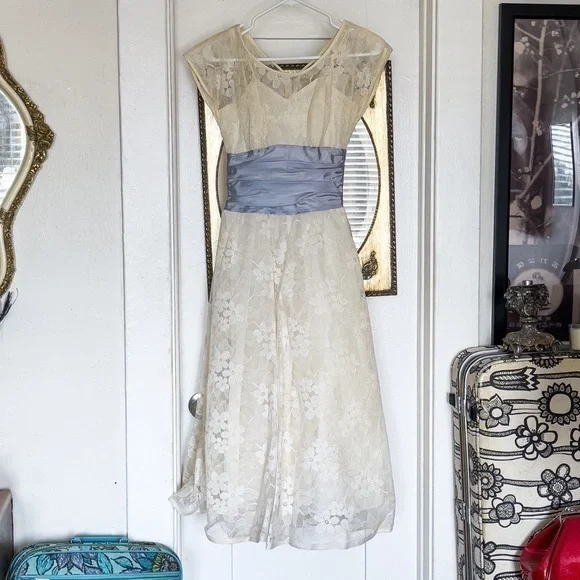 Vintage 1950s Lace garden wedding Dress - Picture 10 of 12